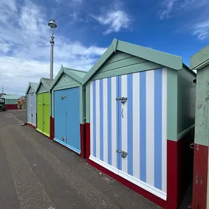 Large 2 Bedroom Private With Parking & Hut Brighton